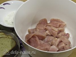 Куриные наггетсы в духовке: Выложить в миску