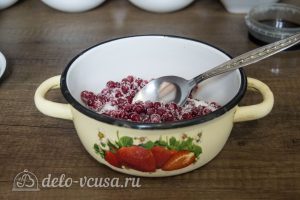 Мини-чизкейки без выпечки: Соединить ягоды с сахаром