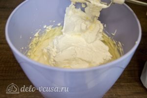 Мини-чизкейки без выпечки: Добавить сливки в сырную массу