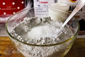 Многозерновой хлеб в духовке: Добавить соль и сахар