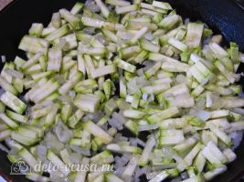 Омлет с колбасой и овощами: Обжарить кабачок