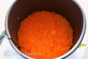 Салат Грибная поляна с шампиньонами: Морковь натереть на терке