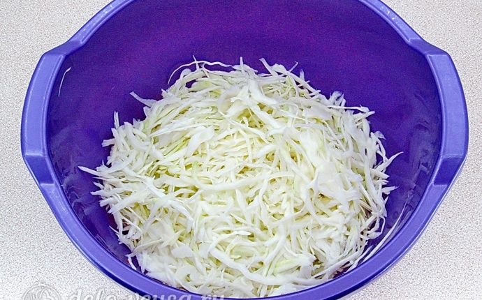 Салат из капусты с огурцами и кукурузой: фото к шагу 1.