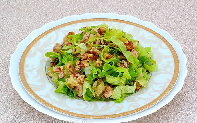 Салат из консервированного лосося с ананасами готов Салат из консервированного лосося с ананасами готов