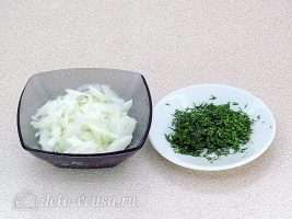 Салат из редьки с солеными огурцами: Нарезать лук и зелень