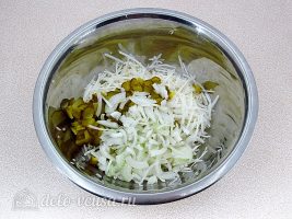 Салат из редьки с солеными огурцами: Смешать все ингредиенты