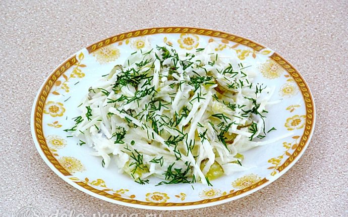 Салат из редьки с солеными огурцами готов