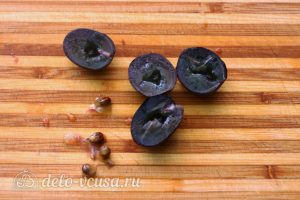 Салат с виноградом, ананасом и сыром: Разрезать виноград