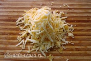 Салат с виноградом, ананасом и сыром: Натереть сыр