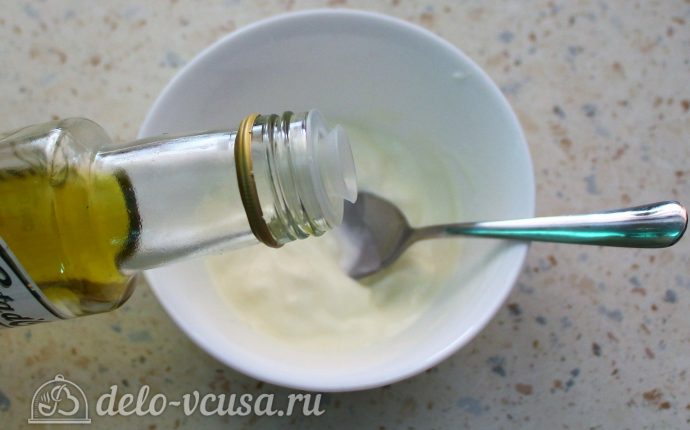 Соус Цезарь со сметаной: Добавить масло