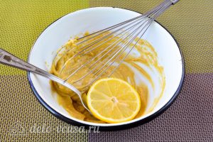 Домашний соус тартар для рыбы: Добавить лимонный сок