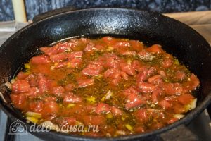 Спагетти с томатным соусом Маринара: Обжарить помидоры