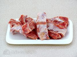 Ячменный суп со свиными ребрышками: Разрезать мясо на куски