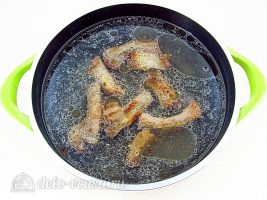 Ячменный суп со свиными ребрышками: Залить ребра водой