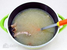 Ячменный суп со свиными ребрышками: Отварить мясо