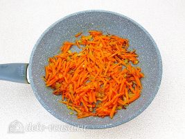Ячменный суп со свиными ребрышками: Обжарить морковь