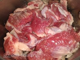 Баранина тушеная с капустой: Кладем мясо в казан