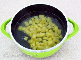 Борщ с тушенкой: Добавить картошку в воду