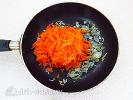 Борщ с тушенкой: Добавить морковь