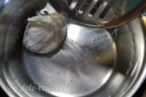 Бутерброды с авокадо и яйцом пашот: Опустить яйцо в сотейник с кипящей водой
