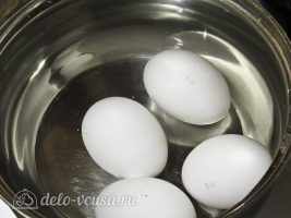 Фаршированные яйца Мухоморы: Отварить яйца