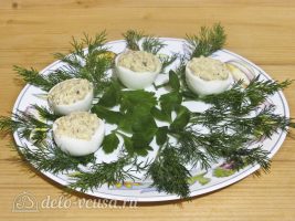 Фаршированные яйца Мухоморы: Укладываем яйца