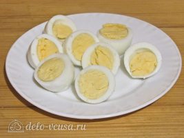 Фаршированные яйца Мухоморы: Яйца разрезать