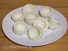 Фаршированные яйца Мухоморы: Вынуть желток