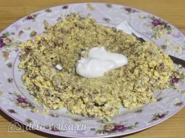 Фаршированные яйца Мухоморы: Добавить майонез