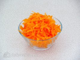 Маринованная капуста со свеклой и морковью: Натереть морковь