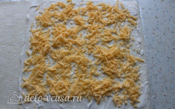 Рулет из лаваша со шпротами: Посыпать тертым сыром
