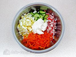 Салат из крабовых палочек, огурца и моркови по-корейски: Соединить все ингредиенты