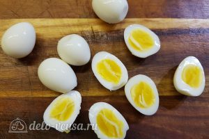 Салат с тунцом, айвой и авокадо: Порезать яйца