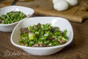 Салат со шпротами и кукурузой: Добавляем зеленый лук
