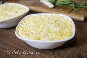 Салат со шпротами и кукурузой: Трем вареное яйцо