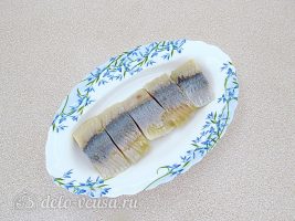 Сельдь по-литовски с жареным луком: Разложить в тарелке