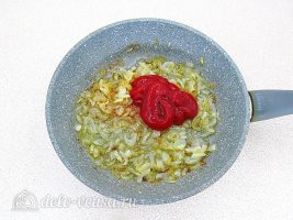 Сельдь по-литовски с жареным луком: Добавить томатное пюре