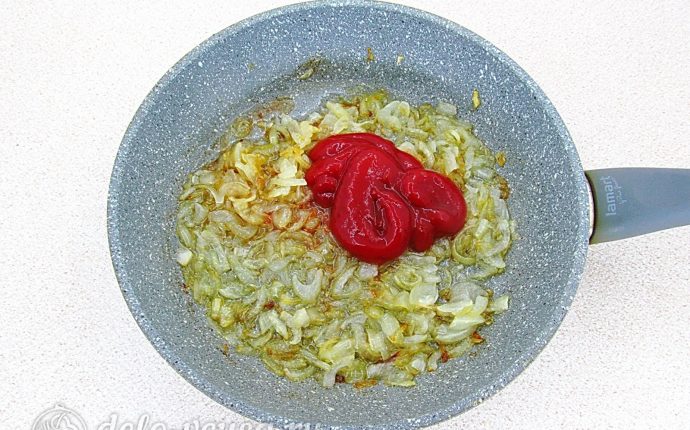 Сельдь по-литовски с жареным луком: Добавить томатное пюре