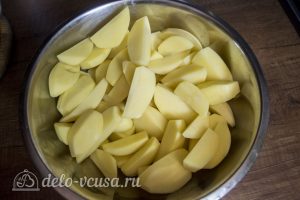 Скумбрия запеченная в фольге с лимоном: Подготовить картошку