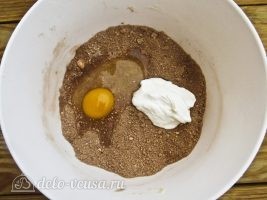 Сырник Королевский с изюмом: Добавить яйцо и сметану