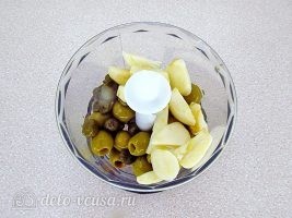 Тапенад из оливок: Сложить все в чашу блендера