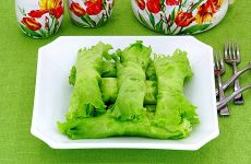 Творожная закуска на листьях салата