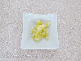 Творожная закуска на листьях салата: Измельчить чеснок