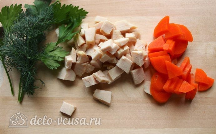 Заливное из курицы с желатином: Подготовить мясо и овощи