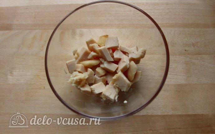 Заливное из курицы с желатином: Кладем мясо