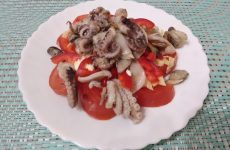 Салат Красное море с осьминогами и перцем