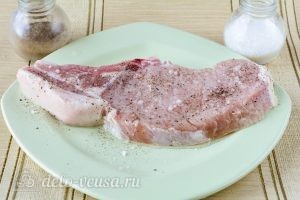 Антрекот из свинины на сковороде: Приправить мясо