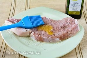 Антрекот из свинины на сковороде: Смазать маслом