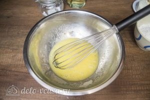 Блины с адыгейским сыром: Взбить яйца