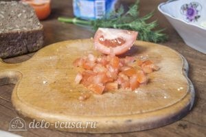 Бутерброды с тунцом, помидорами и яйцом: Измельчить помидоры